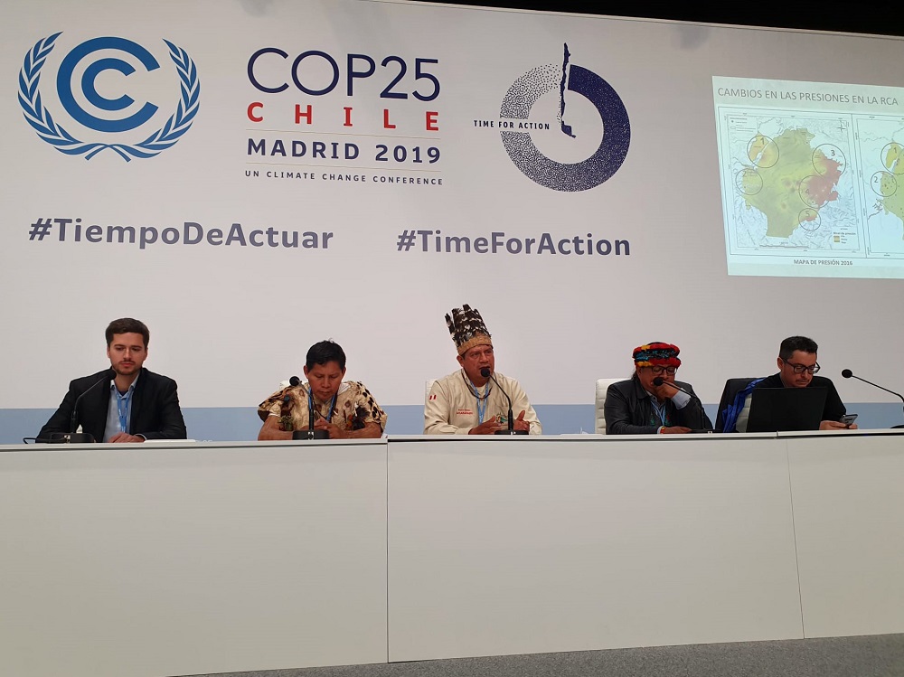 Walter Quertehuari, Luis Tayori y Juan Carlos Jintiach, dirigentes del ECA Amarakaeri y de la Coordinadora de las Organizaciones Indígenas de la Cuenca Amazónica (COICA)