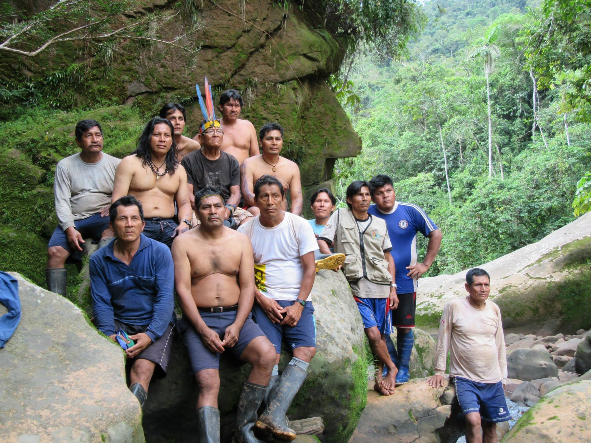 Luis Tayori realizó tres expediciones a la Reserva Comunal Amarakaeri acompañado por sabios líderes hakarbut para ubicar las quebradas y sitios sagrados. En uno de ellos se ubicó el rostro harakbut