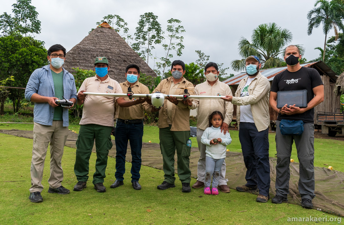 La entrega de los equipos se realizó en la comunidad nativa Queros, aprovechando los ejercicios en campo de sobrevuelos del “Entrenamiento especializado en el uso del drone VTOL para vigilancia y monitoreo en el ámbito de la Reserva Comunal Amarakaeri”,