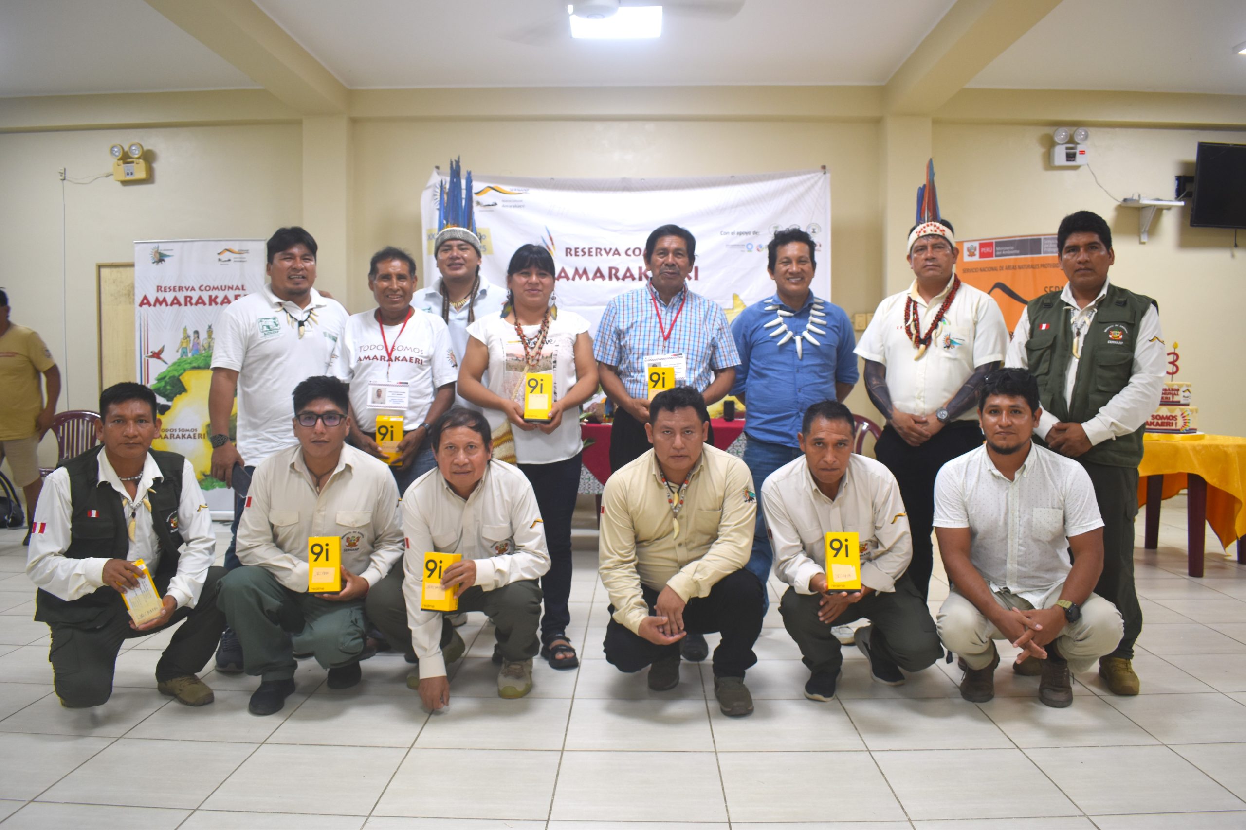La entrega de equipos celulares se realizó durante la ceremonia central por el XXIII aniversario de la RCAMA.