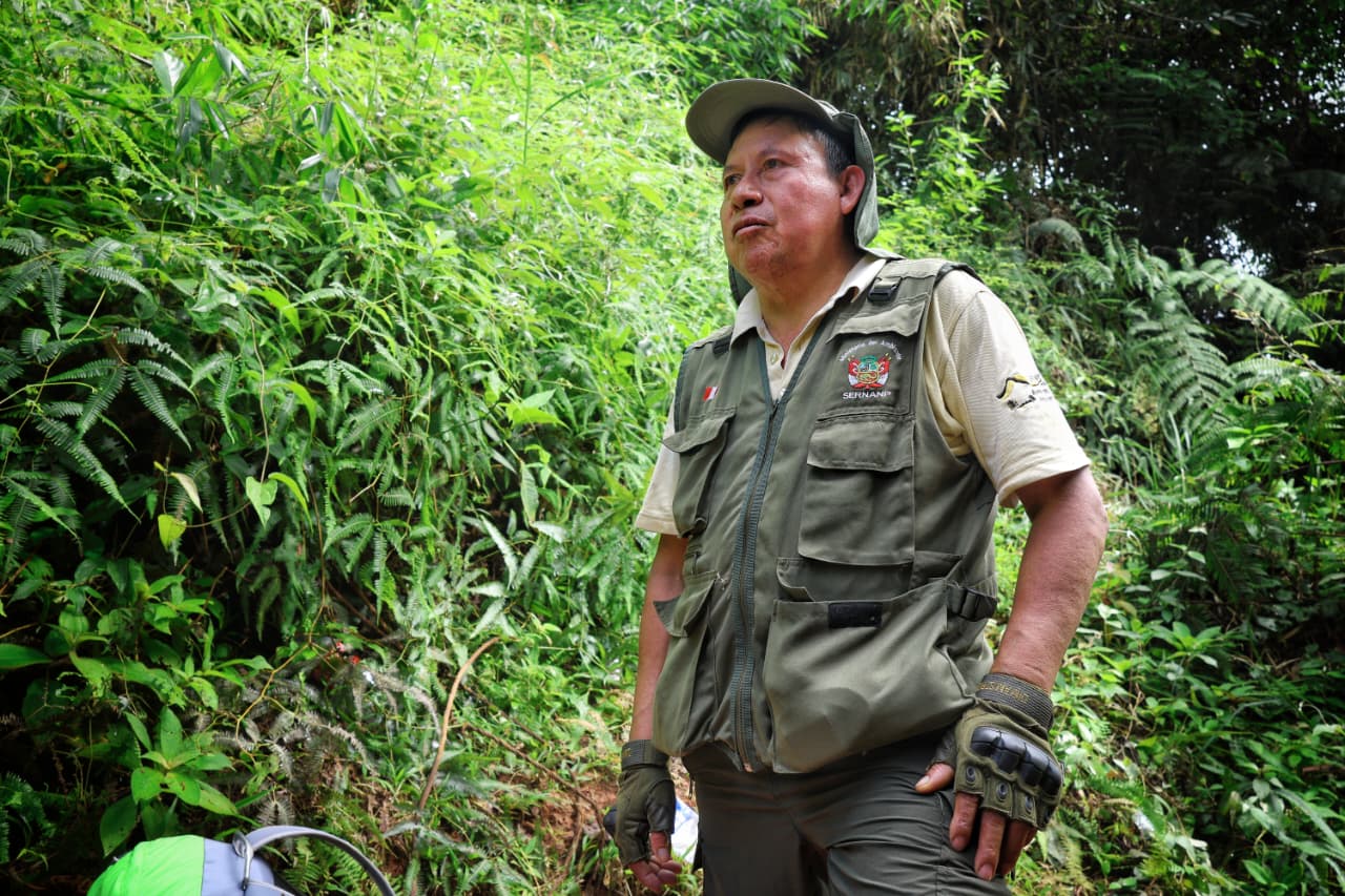 Sebastián Muñoz es guardaparque oficial de la Reserva Comunal desde hace 15 años.